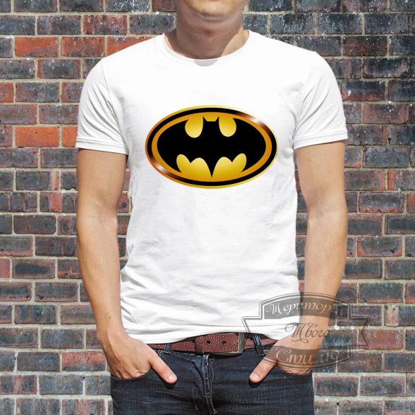 Мужчина в футболке с Бэтменом