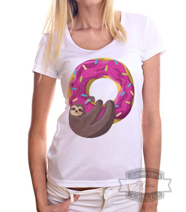 Девочка в футболке с пончиком