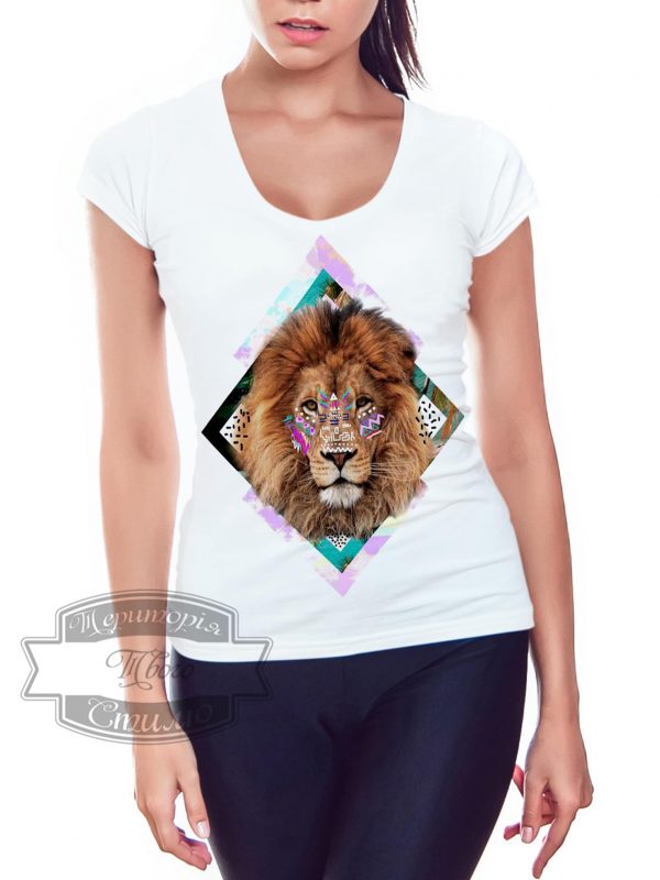 девушка в футболке с львом