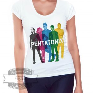 Девушка в футболке Пентатоникс