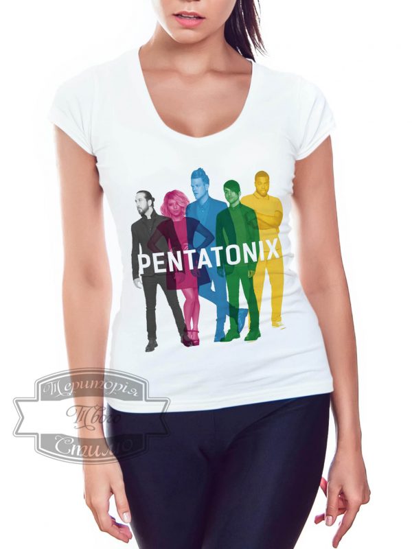 Девушка в футболке Пентатоникс