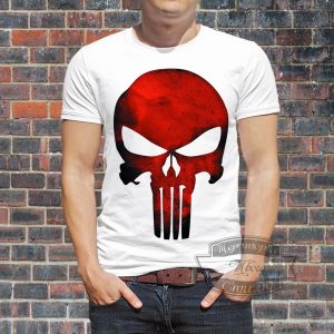 Мужчина в футболке с эмблемой Punisher