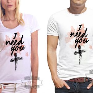Мужчина и женщина в футболке с крестом и надписью