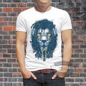 мужик в футболке с раста львом