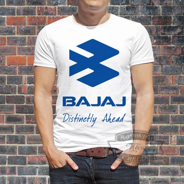 мужчина в Bajaj футболке