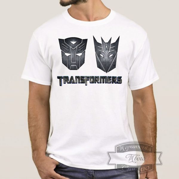 мужчина в футболке с трансформерами