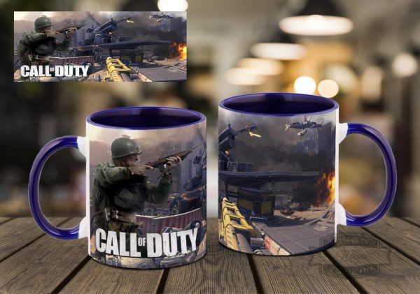 Синяя кружка на столе Call of Duty