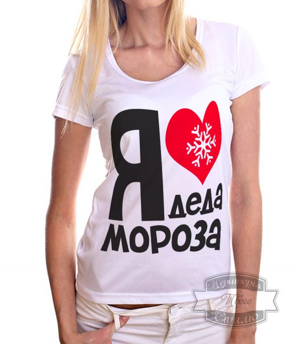 девушка в футболке с сердцем