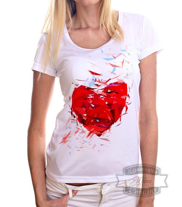 женщина в футболке сердце геометрик