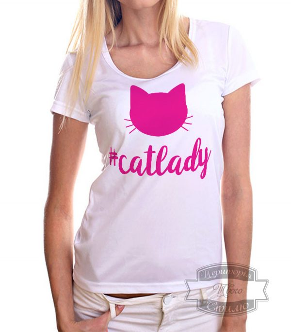 Девушка в футболке леди кошка