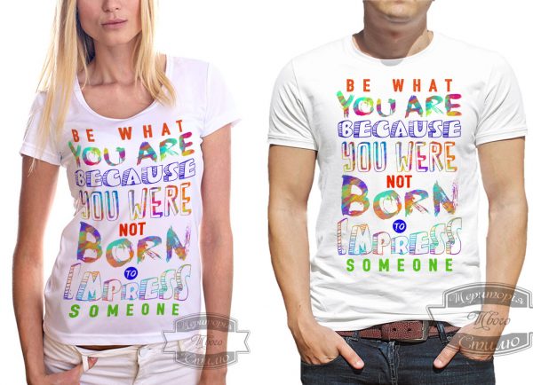 Пара в футболках с разноцветными буквами