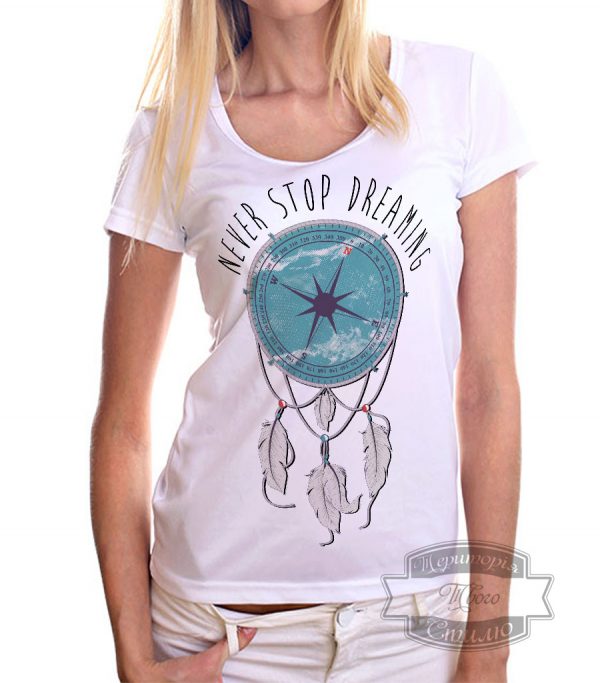 девушка в футболке с компасом