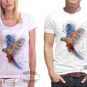 мужчина и женщина в футболке с попугаем