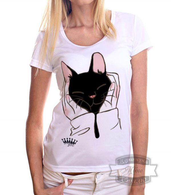 девушка в футболке с черням котом