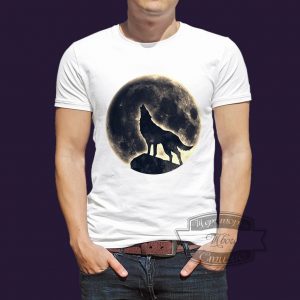 футболка с волком на фоне луны
